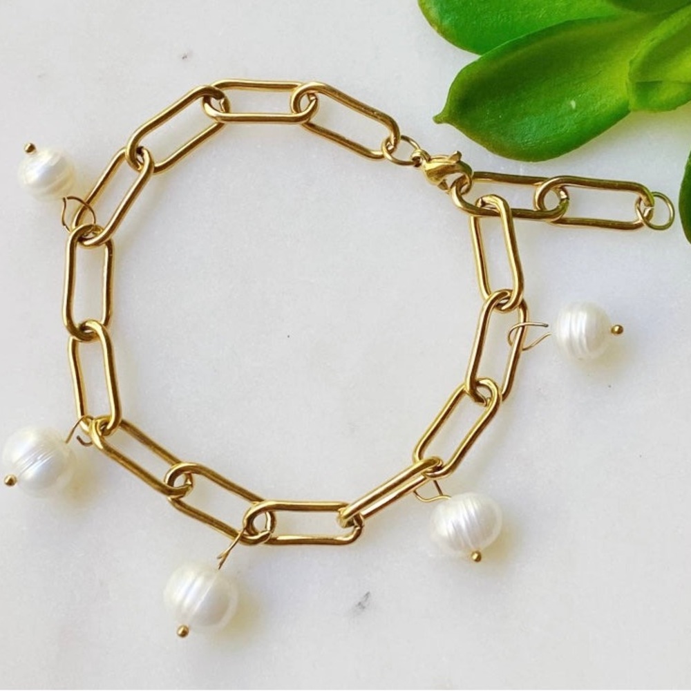 Freshwater pearls bracelet